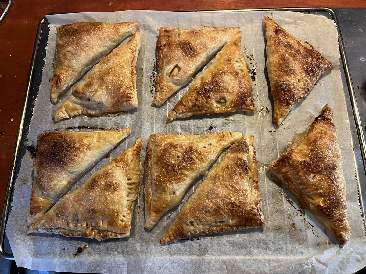 Brendakayleex's tweet photo. Delicious homemade apple turnovers #food #foodie #foodlover #homemade #appelflap #appleturnover https://t.co/B2PD4wm6Ni