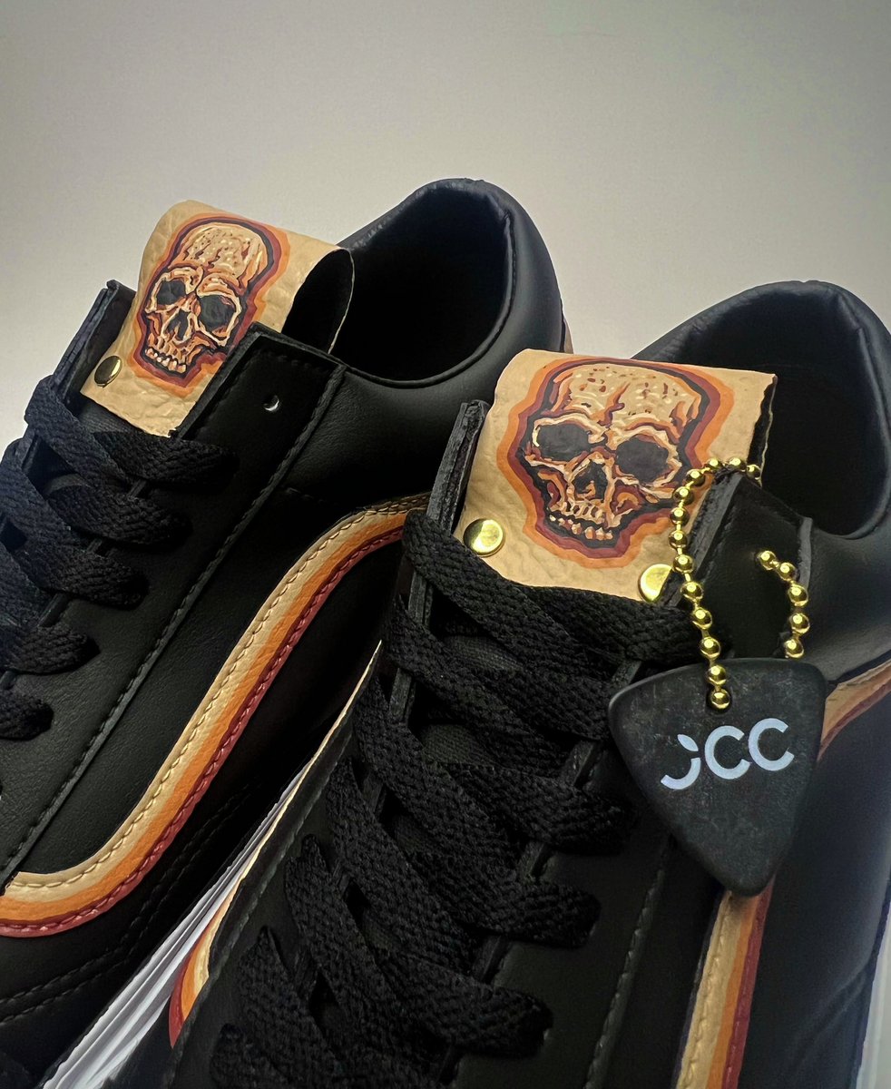 JChicagoCustoms's tweet photo. ☠️🔥1-of-1 @Vans LOWS🔥☠️
+
Featuring custom leather sole tags added on, toothpick hand painted toe skulls (no stencils ;) and a real bass pick hanging off the left side.
+
Paint, Tape &amp; Brushes @AngelusBrand 
+
#joeychicagocustoms #customkicks #handpainted #sneakers #vans https://t.co/mttQhUr5MB