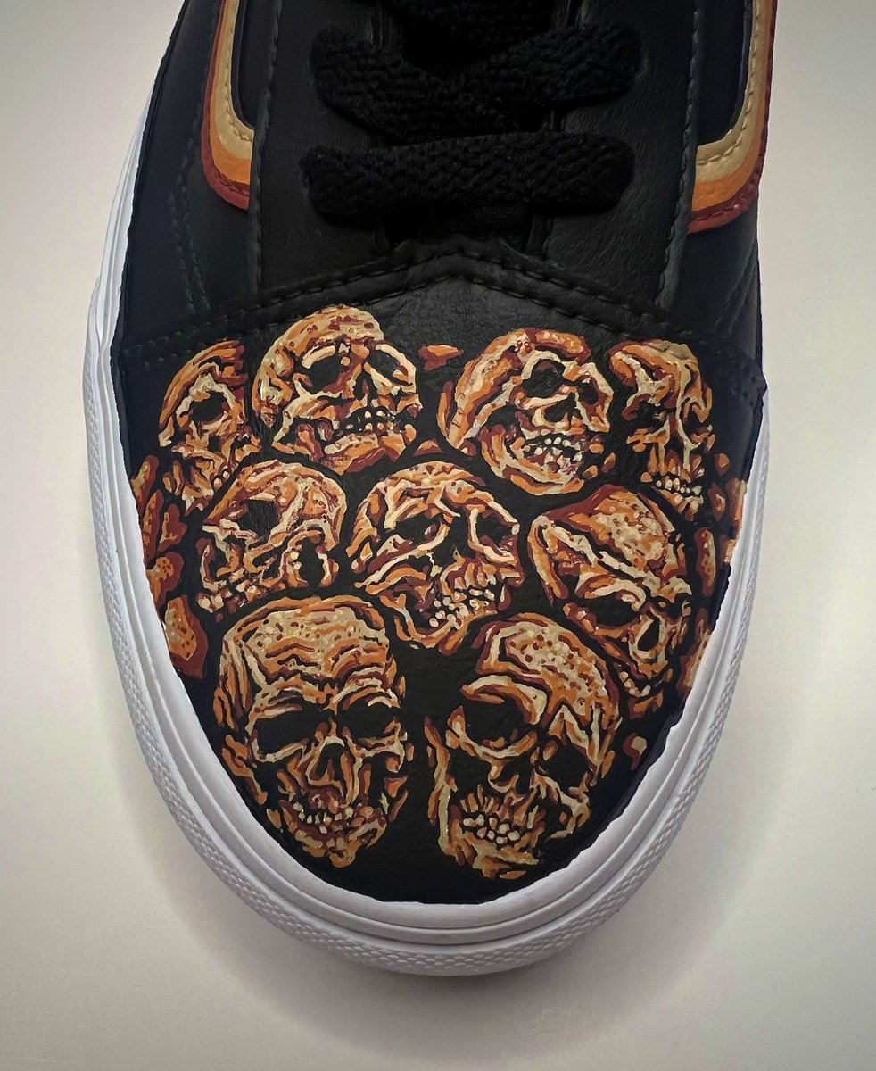 JChicagoCustoms's tweet photo. ☠️🔥1-of-1 @Vans LOWS🔥☠️
+
Featuring custom leather sole tags added on, toothpick hand painted toe skulls (no stencils ;) and a real bass pick hanging off the left side.
+
Paint, Tape &amp; Brushes @AngelusBrand 
+
#joeychicagocustoms #customkicks #handpainted #sneakers #vans https://t.co/mttQhUr5MB
