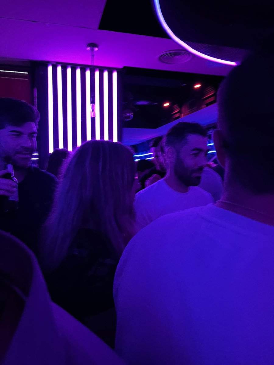 aleexpeerez10's tweet photo. 🗓️Madrugada del sábado.
📍Ganivet 13 y Dsoko.

Mientras unos nos lamentábamos por el ridículo ante el Alavés, nuestro futbolista Alberto Perea (y otros jugadores de la plantilla) disfrutaba de la noche granadina. Todo esto bajo el conocimiento del cuerpo técnico y ANTONIO VIOLA. https://t.co/wxtXfJ8rzd
