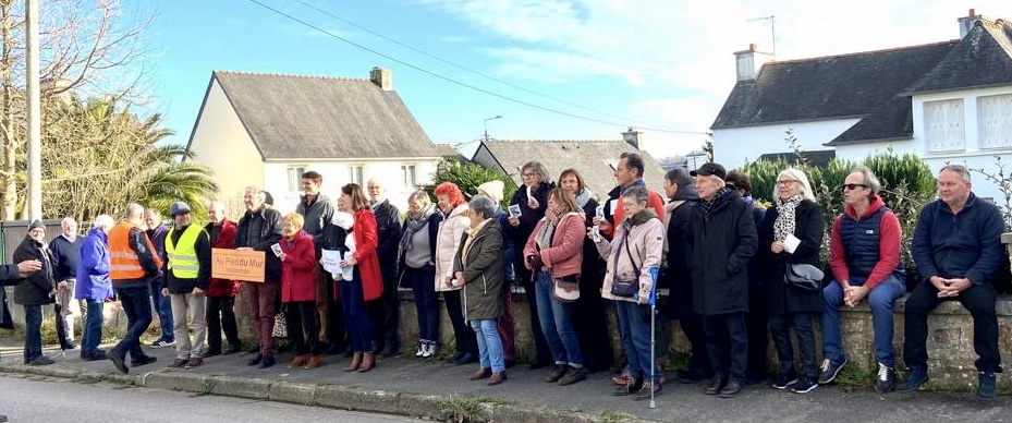 VertLeRK's tweet photo. Ce  samedi 25 novembre, 38 personnes ont répondu à l'invitation du  collectif de la rue du Général Leclerc au Relecq-Kerhuon, pour exprimer  leur opposition à un projet immobilier "surdimensionné"  à l'échelle du  quartier ... https://t.co/vQZnw1rr7x https://t.co/iYkYm1YgqT