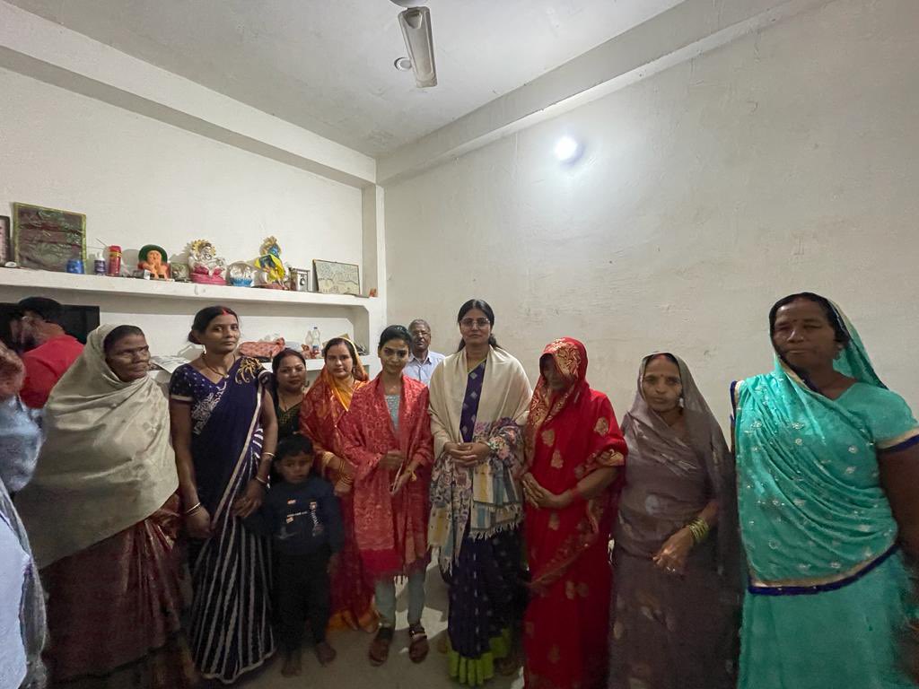 AnupriyaSPatel's tweet image. आज रमईंपट्टी, पक्का पोखरा मीरजापुर, जनपद-मीरजापुर निवासी श्री दुर्गा सिंह की सुपुत्री के विवाह के उपलक्ष्य में उपस्थित होकर परिवार को अपनी शुभकामनाएं दी।