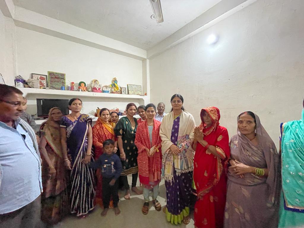 AnupriyaSPatel's tweet image. आज रमईंपट्टी, पक्का पोखरा मीरजापुर, जनपद-मीरजापुर निवासी श्री दुर्गा सिंह की सुपुत्री के विवाह के उपलक्ष्य में उपस्थित होकर परिवार को अपनी शुभकामनाएं दी।