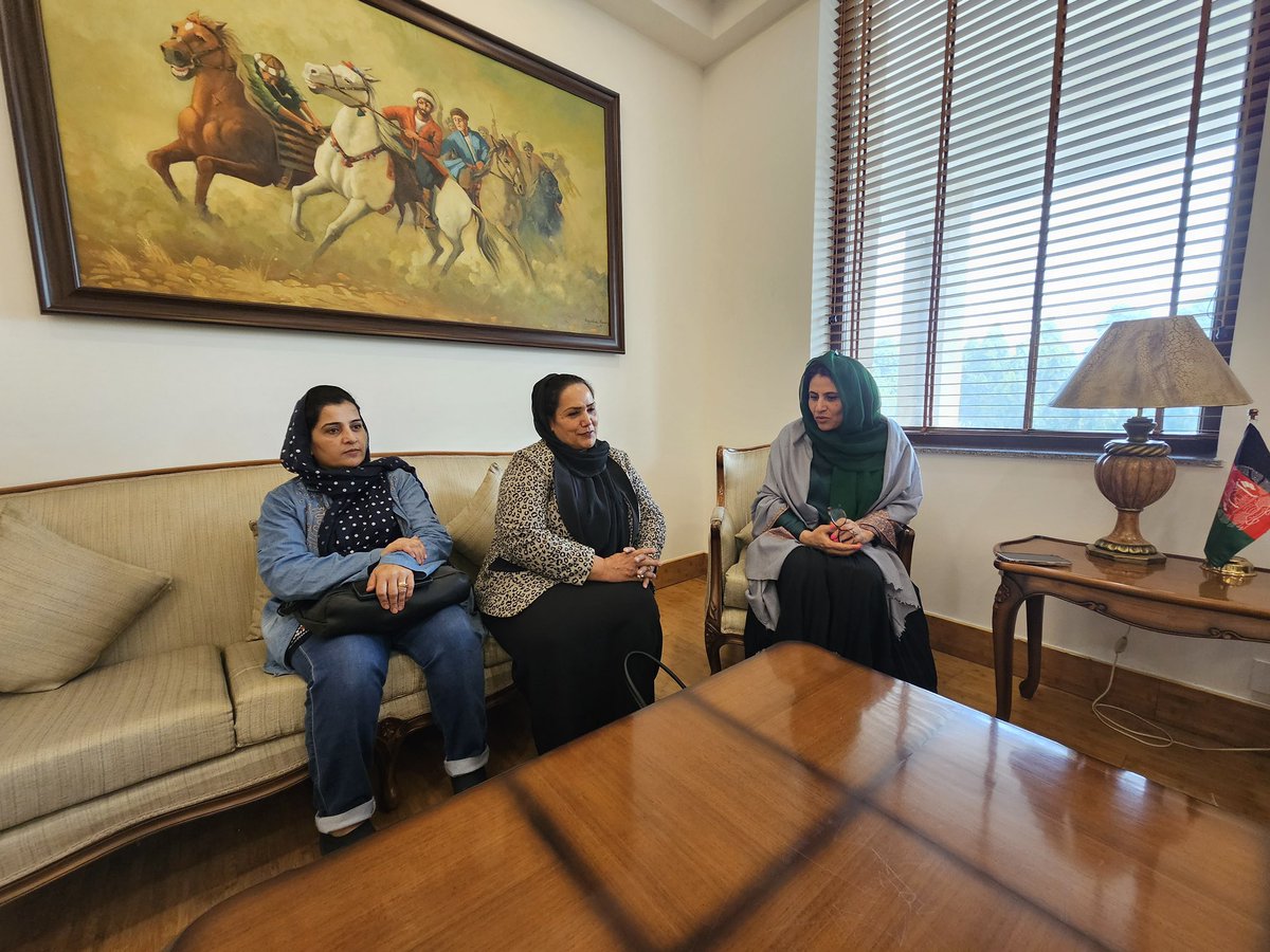 MumAfghanConsul's tweet photo. CG Wardak and acting CG Ibrahimkhil met with headmaster and teachers of Allama Syed Jamaluddin Afghan High School,Delhi. They were concerned if rhe school can be reopen again?They spoke on how the school has provided education opportunities for children of Afghan refugees. https://t.co/qbjAilHiyG