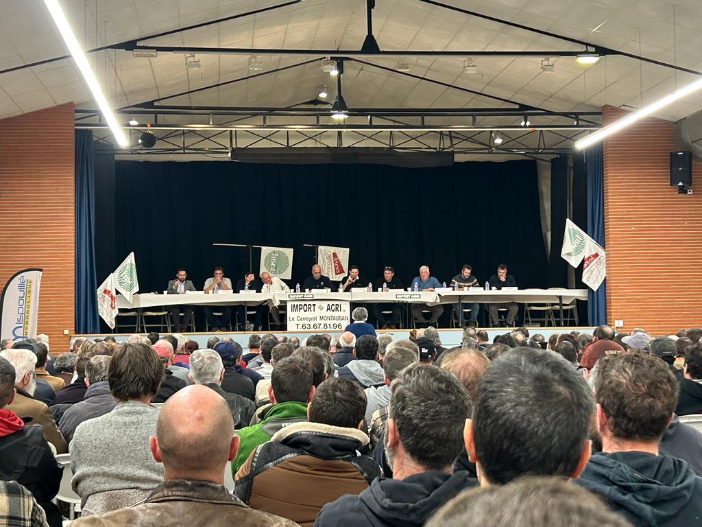 FDSEA31's tweet image. Mobilisation sur l'eau, avec la présence de @rousseautrocy Président de la @FNSEA
Matinée consacrée à la visite d'exploitations agricoles &amp;amp; après-midi autour d'une réunion où l'ensemble des agriculteurs de la région se sont retrouvés nombreux
Ensemble soutenons l'agriculture ! 💪