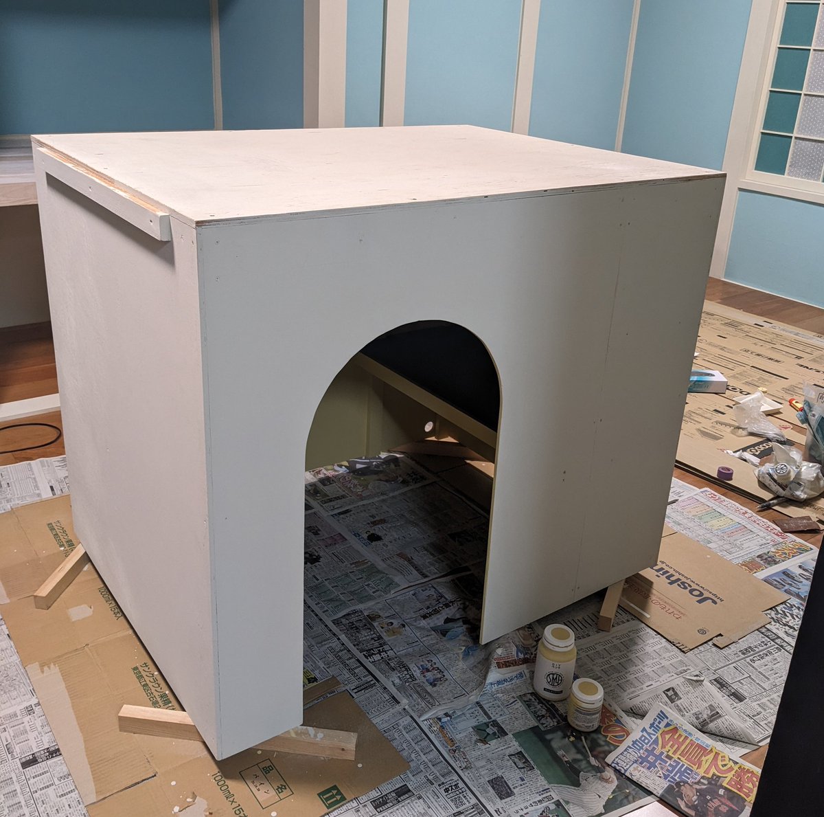 ponkotume's tweet photo. 姪っ子の誕生日プレゼント制作中

話の流れで作る事になった秘密基地
漫喫の一人部屋より大きくない…？
上には物置けるように平らにしたった
姪の家じゃなくて私の家に置くっていうから…
あと表面色塗ってカーテンと照明 https://t.co/MfxX8n91Bs