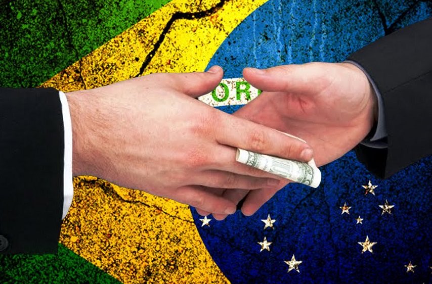 viagempassado's tweet photo. Por que o Brasil é um país tão corrupto? 

O Brasil é um país que enfrenta um grave problema de corrupção, que afeta diversos setores da sociedade e compromete o desenvolvimento econômico, social e político da nação. Mas por que o Brasil é um país tão corrupto? Essa é uma pergunta complexa, que não tem uma resposta única ou simples. A corrupção é um fenômeno multifatorial, que envolve aspectos históricos, culturais, institucionais, jurídicos e éticos.

Uma das causas da corrupção brasileira é o seu próprio processo de formação histórica, que foi marcado por uma colonização exploratória, baseada na extração de riquezas naturais e na exploração da mão de obra escrava. Essa colonização gerou uma estrutura social desigual, elitista e patrimonialista, na qual o Estado era visto como uma extensão do poder privado dos colonizadores, e não como um instrumento de garantia dos direitos e interesses coletivos. Essa mentalidade patrimonialista se perpetuou ao longo da história brasileira, favorecendo a confusão entre o público e o privado, e a apropriação indevida dos recursos públicos por parte de grupos privilegiados

Outra causa da corrupção brasileira é a sua cultura política, que foi influenciada por valores como o personalismo, o clientelismo, o corporativismo e o jeitinho. O personalismo é a tendência de valorizar mais as relações pessoais do que as regras e normas institucionais, o que pode levar à concessão de favores, privilégios e benefícios em troca de apoio político ou lealdade. O clientelismo é a prática de distribuir cargos, verbas, obras e serviços públicos em troca de votos, apoio ou fidelidade política, criando uma relação de dependência e subordinação entre os eleitores e os políticos. O corporativismo é a defesa dos interesses de grupos específicos, em detrimento do interesse público, o que pode gerar lobbies, cartéis, monopólios e oligopólios. O jeitinho é a forma de contornar as dificuldades, as burocracias e as leis, usando de artifícios, malandragens e espertezas, o que pode levar à violação das normas, à sonegação de impostos, à fraude, ao suborno e à impunidade

Uma terceira causa da corrupção brasileira é o seu sistema jurídico, que apresenta algumas fragilidades, lacunas e distorções, que dificultam a prevenção, a detecção, a punição e a recuperação dos atos de corrupção. Entre essas fragilidades, podemos citar: a falta de transparência e de controle social sobre as atividades públicas; a morosidade e a ineficiência do Poder Judiciário; a complexidade e a ambiguidade das leis; a falta de independência e de capacitação dos órgãos de fiscalização e controle; a existência de foros privilegiados e de imunidades parlamentares; a ausência de responsabilização objetiva das pessoas jurídicas; a insuficiência de mecanismos de cooperação internacional; e a falta de educação e de conscientização dos cidadãos sobre os seus direitos e deveres

Diante dessas causas, podemos perceber que a corrupção brasileira é um problema estrutural, que demanda uma mudança profunda na forma como o Estado, a sociedade e os indivíduos se relacionam. Não há uma solução mágica ou imediata para esse problema, mas sim um conjunto de medidas que devem ser adotadas em diferentes níveis e esferas, envolvendo a reforma política, a reforma administrativa, a reforma tributária, a reforma judiciária, a reforma educacional, a reforma cultural, entre outras. 

Essas medidas devem ter como objetivo fortalecer a democracia, a cidadania, a ética, a transparência, a participação, a fiscalização, a eficiência, a equidade e a justiça no Brasil. Somente assim, poderemos construir um país mais íntegro, mais desenvolvido e mais feliz.

Gostou desse conteúdo? Deixe seu like e siga nossa página