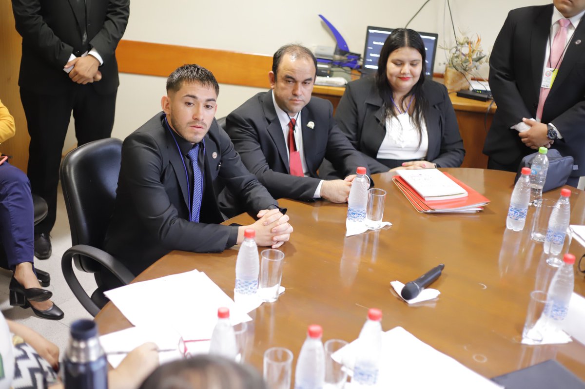 SenadoresPy's tweet photo. La Comisión de @ComisionHcs se reúne, encabezada por su vicepresidente, el senador @EverVillalba_Py 
Lo acompañan sus colegas @esperanza_py, @ovelar_blanca  y @OviedoSenador 
Asisten invitados, directivos de la Asociación de Representantes Estudiantiles del Paraguay

#SenadoPy https://t.co/uPY2SMxu53