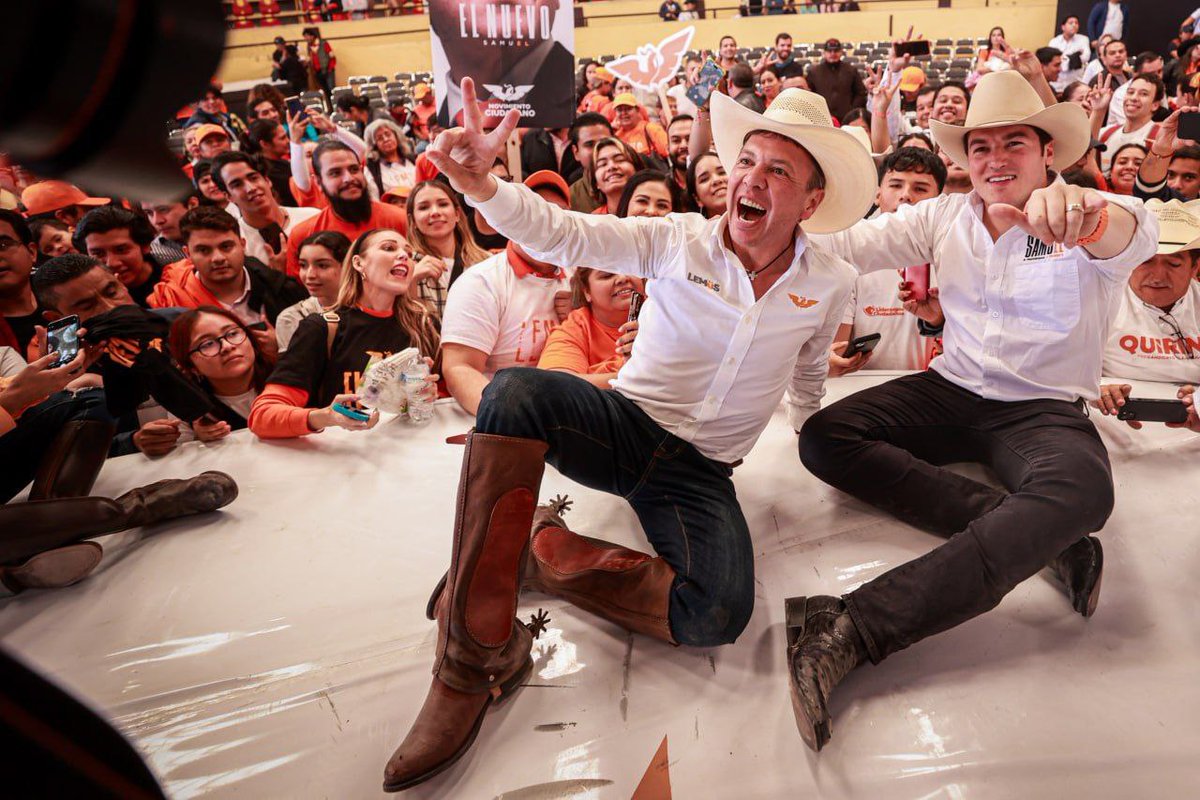 samuel_garcias's tweet photo. Él es mi compadre @PabloLemusN y es tan fregón, que la Xóchitl me lo quiere piratear. 

Llegué a Guadalajara y de repente vi un panorámico, con fondo negro, como tiene la conciencia el PRIAN, que decía: Xóchitl y Lemus. https://t.co/MTFTGmj2vm