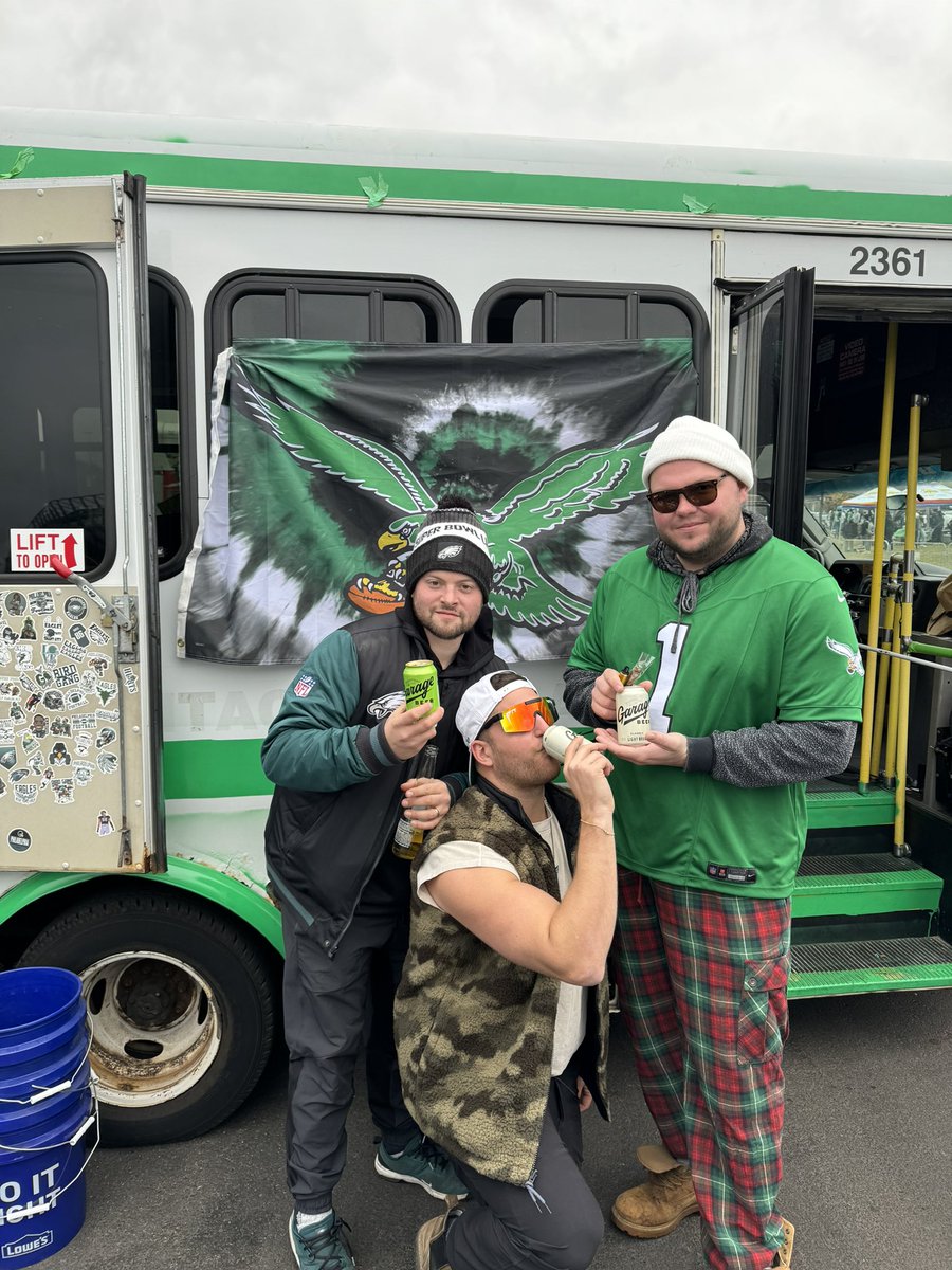 CoreyHart25's tweet image. The tailgate is never complete without some @drinkgaragebeer #LotH2isReady #eagles
