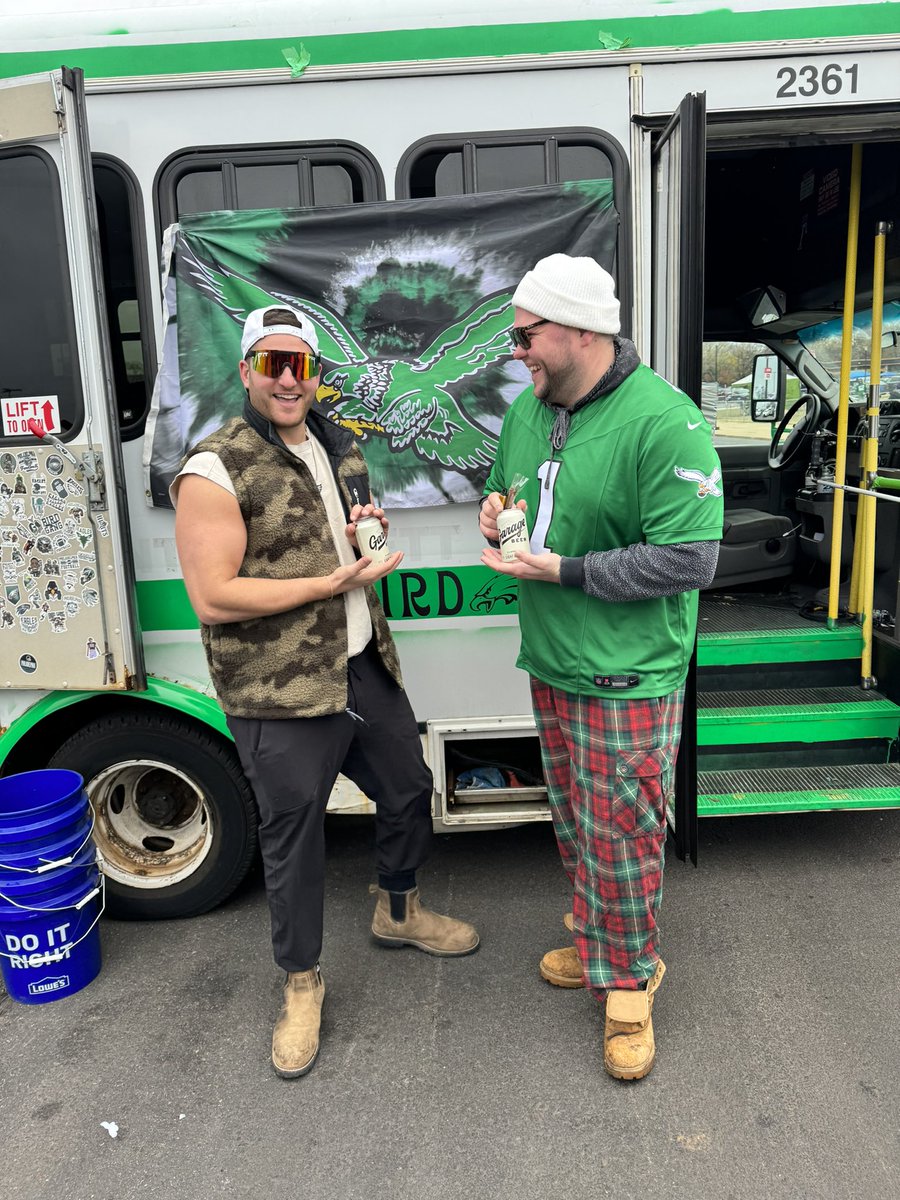 CoreyHart25's tweet image. The tailgate is never complete without some @drinkgaragebeer #LotH2isReady #eagles