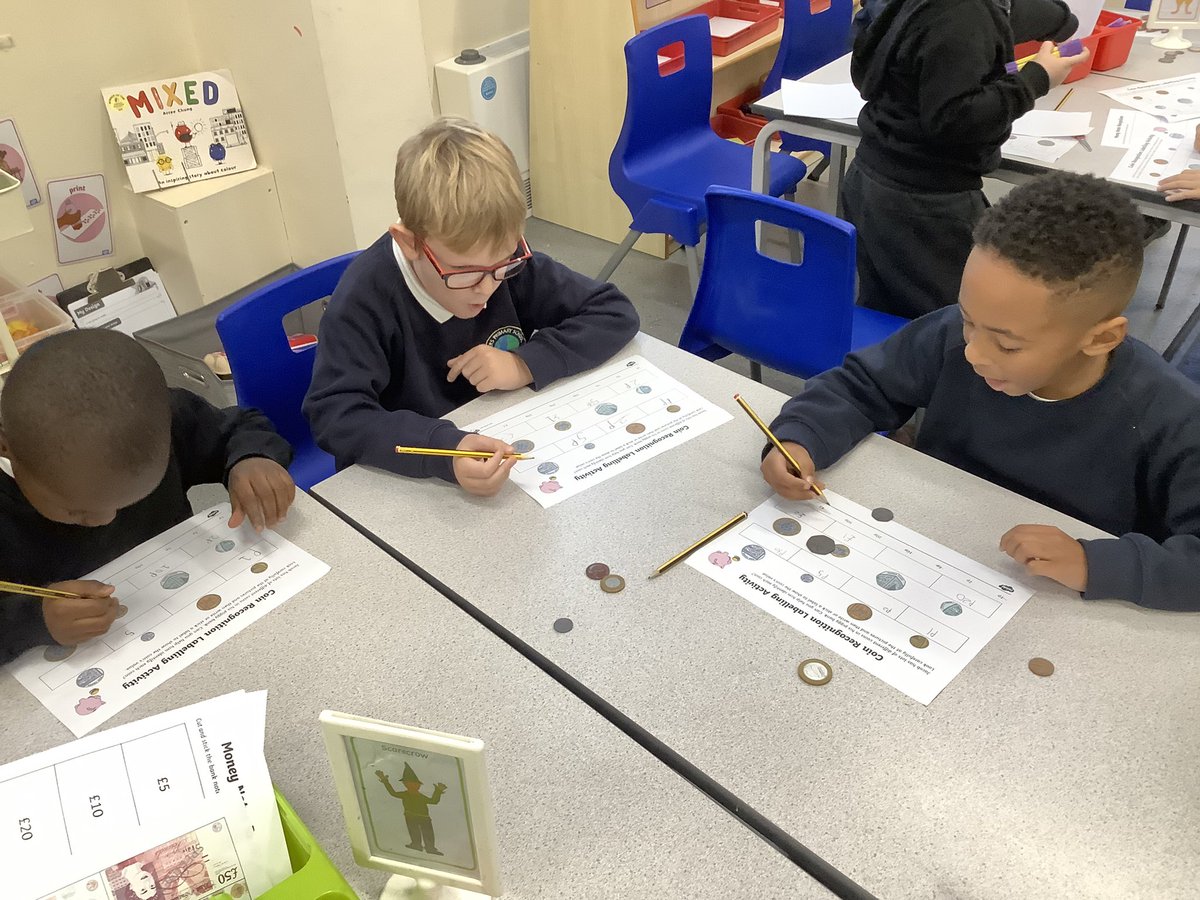 PindersPrimary's tweet photo. Today Year 1/2 have started learning about money in #PPMaths. They enjoyed a practical lesson recognising the different coins and notes! https://t.co/Rnb374GWKE