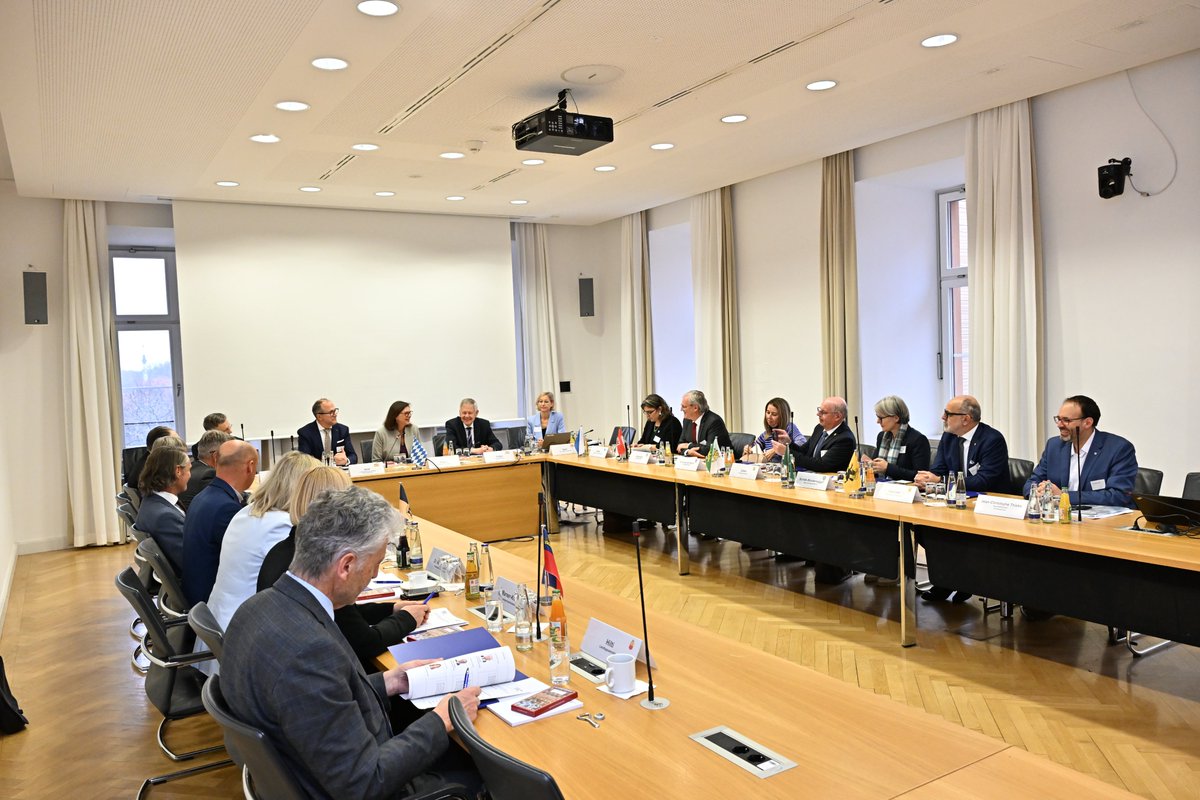 Landtag_Bayern's tweet photo. "Der öffentliche Verkehr in der Grenzregion #Bodensee" war das Thema beim Treffen der Parlamentspräsidien der Internationalen Parlamentarischen Bodensee-Konferenz (IPBK) im #LTBY unter Vorsitz unseres II. Vizepräsidenten @fw_hold. Mehr Infos: https://t.co/o1rmc92aT6 https://t.co/DXhug3koPu