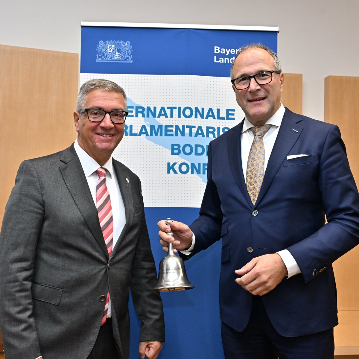 Landtag_Bayern's tweet photo. "Der öffentliche Verkehr in der Grenzregion #Bodensee" war das Thema beim Treffen der Parlamentspräsidien der Internationalen Parlamentarischen Bodensee-Konferenz (IPBK) im #LTBY unter Vorsitz unseres II. Vizepräsidenten @fw_hold. Mehr Infos: https://t.co/o1rmc92aT6 https://t.co/DXhug3koPu