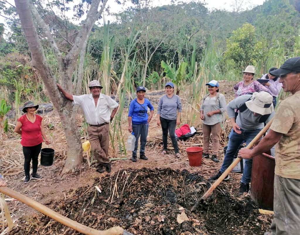 #Loja | Elaboración de abonos orgánicos con las Comunidades de Aprendizaje en el cantón #Gonzanamá 📍. El taller busca mejorar el conocimiento de los pequeños productores para obtener productos de calidad.