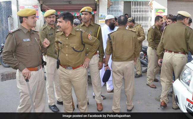 शान्तिपूर्वक चुनाव संपन्न करवाने का श्रेय पुलिस विभाग को ही जाता है....
जो उम्मीदवार विधायक बनाकर आयेगें वे भविष्य में पुलिस कर्मियो का मान सम्मान पब्लिक के सामने सदैव रखेंगे एसी उम्मीद करते है....
धन्यवाद राजस्थान पुलिस, सभी विभाग से ज्यादा आपकी ही मेहनत नजर आई <a href="/PoliceRajasthan/">Rajasthan Police</a>