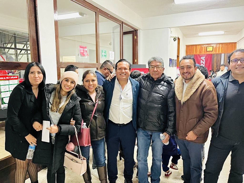 AntoniolemusJ's tweet photo. Me reuní con las y los dirigentes municipales de la CNOP, para tratar la toma de protesta 🙋🏻‍♂️ es siempre un gusto poderlos saludar a este gran equipo y más que equipo, somos una familia 🙍‍♂️🙎‍♀️ seguiremos sumando más simpatizantes y militantes a este gran sector.
#FamiliaCNOP https://t.co/h9iCf4NwHl