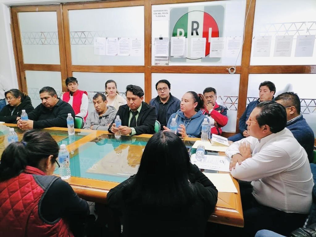 AntoniolemusJ's tweet photo. Me reuní con las y los dirigentes municipales de la CNOP, para tratar la toma de protesta 🙋🏻‍♂️ es siempre un gusto poderlos saludar a este gran equipo y más que equipo, somos una familia 🙍‍♂️🙎‍♀️ seguiremos sumando más simpatizantes y militantes a este gran sector.
#FamiliaCNOP https://t.co/h9iCf4NwHl