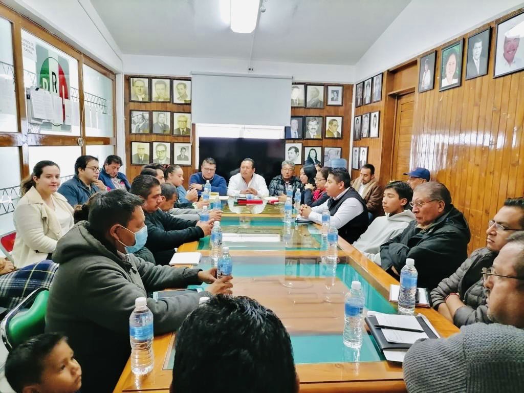 AntoniolemusJ's tweet photo. Me reuní con las y los dirigentes municipales de la CNOP, para tratar la toma de protesta 🙋🏻‍♂️ es siempre un gusto poderlos saludar a este gran equipo y más que equipo, somos una familia 🙍‍♂️🙎‍♀️ seguiremos sumando más simpatizantes y militantes a este gran sector.
#FamiliaCNOP https://t.co/h9iCf4NwHl
