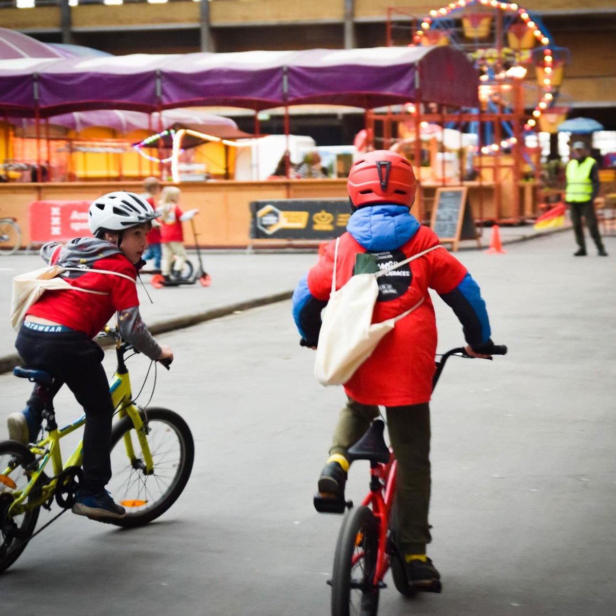 cycle_fun's tweet image. En op 17 dec tijdens de Dikke Banden Race in de Centrale Markthal de smaakmakende Bloemkolen Fietskoeriers Race 🙌🏁🥕🥦🍋🫑