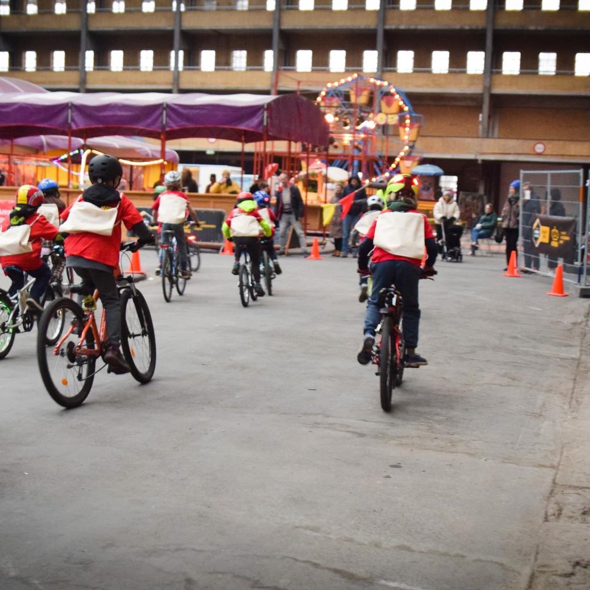 cycle_fun's tweet image. En op 17 dec tijdens de Dikke Banden Race in de Centrale Markthal de smaakmakende Bloemkolen Fietskoeriers Race 🙌🏁🥕🥦🍋🫑