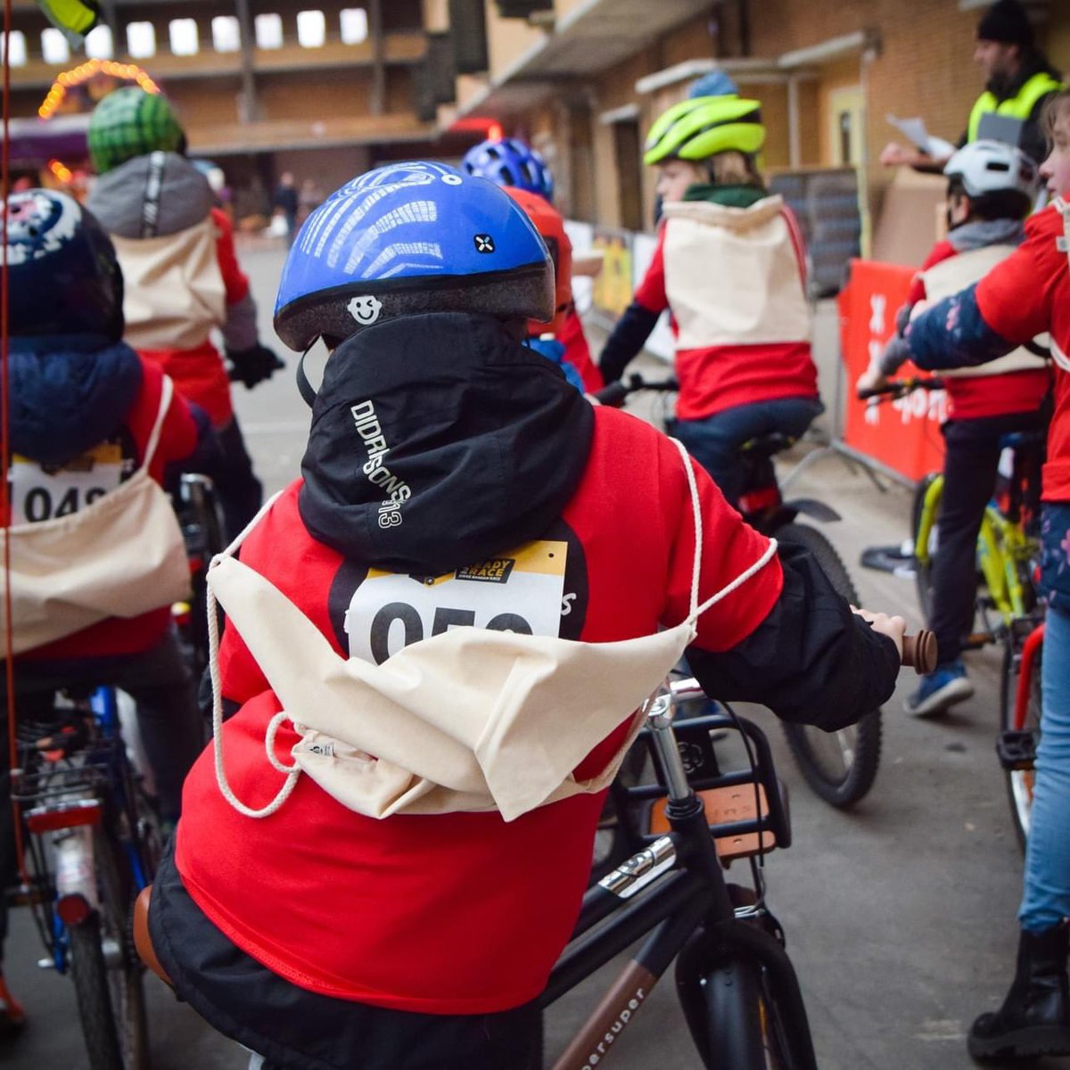 cycle_fun's tweet image. En op 17 dec tijdens de Dikke Banden Race in de Centrale Markthal de smaakmakende Bloemkolen Fietskoeriers Race 🙌🏁🥕🥦🍋🫑