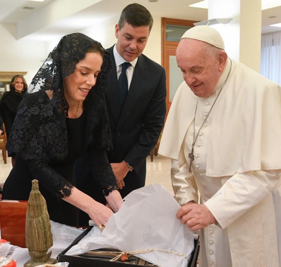 Presidencia Paraguay (@presidenciapy) on Twitter photo En nombre del Paraguay y en homenaje a las maestras artesanas de la ciudad de Piribebuy, el presidente <a href="/SantiPenap/">Santiago Peña</a> entregó al Papa, un Poncho Para’í de 60 listas, que se espera sea declarado por la UNESCO, como Patrimonio Cultural Inmaterial de la Humanidad. #GobiernodelParaguay En nombre del Paraguay y en homenaje a las maestras artesanas de la ciudad de Piribebuy, el presidente <a href="/SantiPenap/">Santiago Peña</a> entregó al Papa, un Poncho Para’í de 60 listas, que se espera sea declarado por la UNESCO, como Patrimonio Cultural Inmaterial de la Humanidad. #GobiernodelParaguay