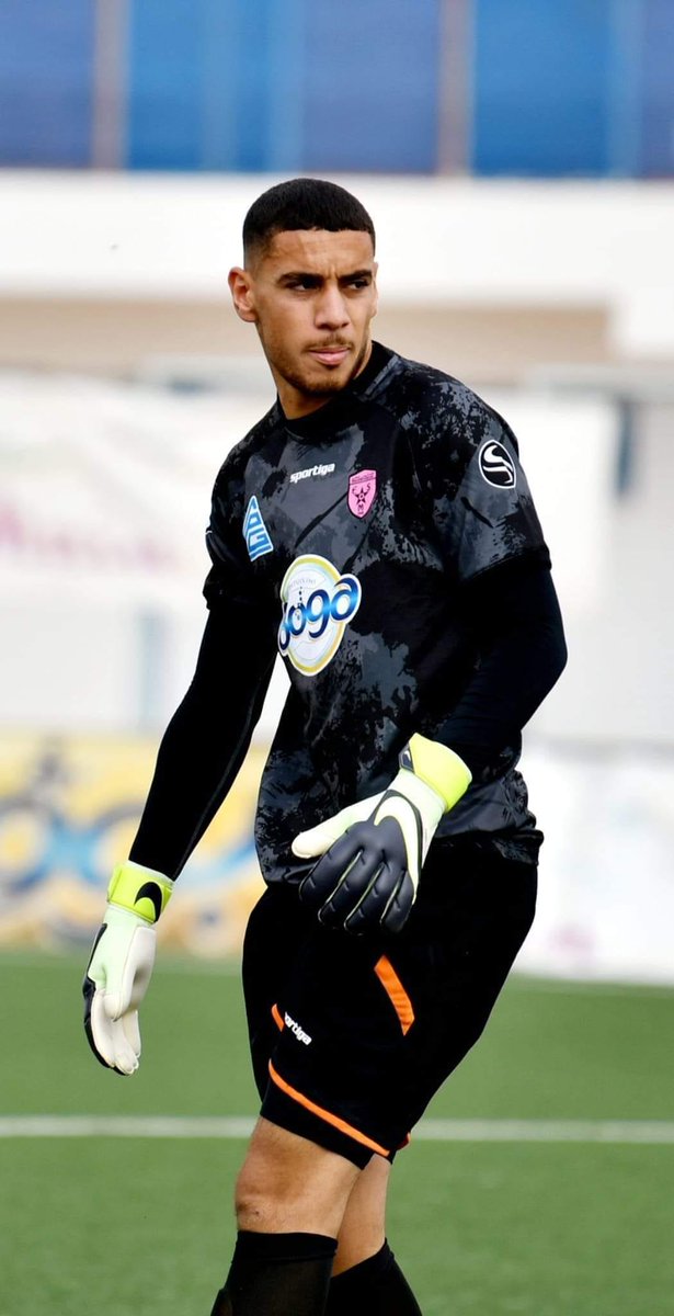 SafsafTf's tweet photo. Abdelmouhib Chammakh gardien de l'Etoile Sportive de Metlaoui âgé de 22 ans, formé au Club Olympique de Médenine. Déjà révélation de LP2 lors de la saison 21/22, il s'est installé confortablement en tant que n°1 dans son club depuis un peu plus d'une saison. 
Joueur à suivre 🔴🟡 https://t.co/4d0Jdh0LNe