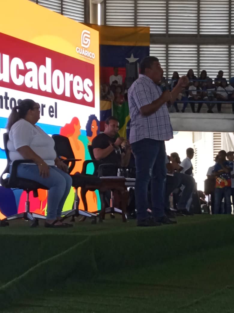fundabitguaric2's tweet photo. Durante el acto con educadores el Dr. @EliasEducacion1 "El Esequibo no es de un sector, el Esequibo es de todas y todos los Venezolanos, todos unidos  vamos al cántico con orgullo en defensa porque"
#SerVenezolanoEsSerEsequibo 
@NicolasMaduro https://t.co/7oqNuoYrmA