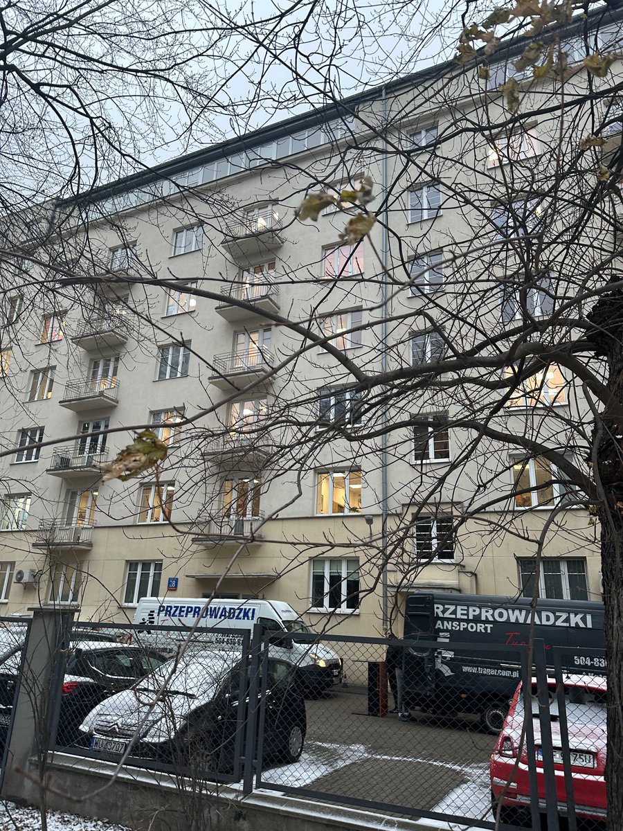 chlopasm's tweet photo. Ciekawe, kto to taki wyprowadza się już z #prokuratury na Chocimskiej https://t.co/CYZOJR8eJa