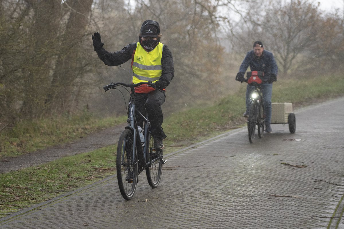 Timocratie's tweet photo. Bordjes @Meijendelloop1 in de hagel ophalen 🙋🚴‍♂️😄🌨

📸 Frans Martens https://t.co/qyCWMfJeuq