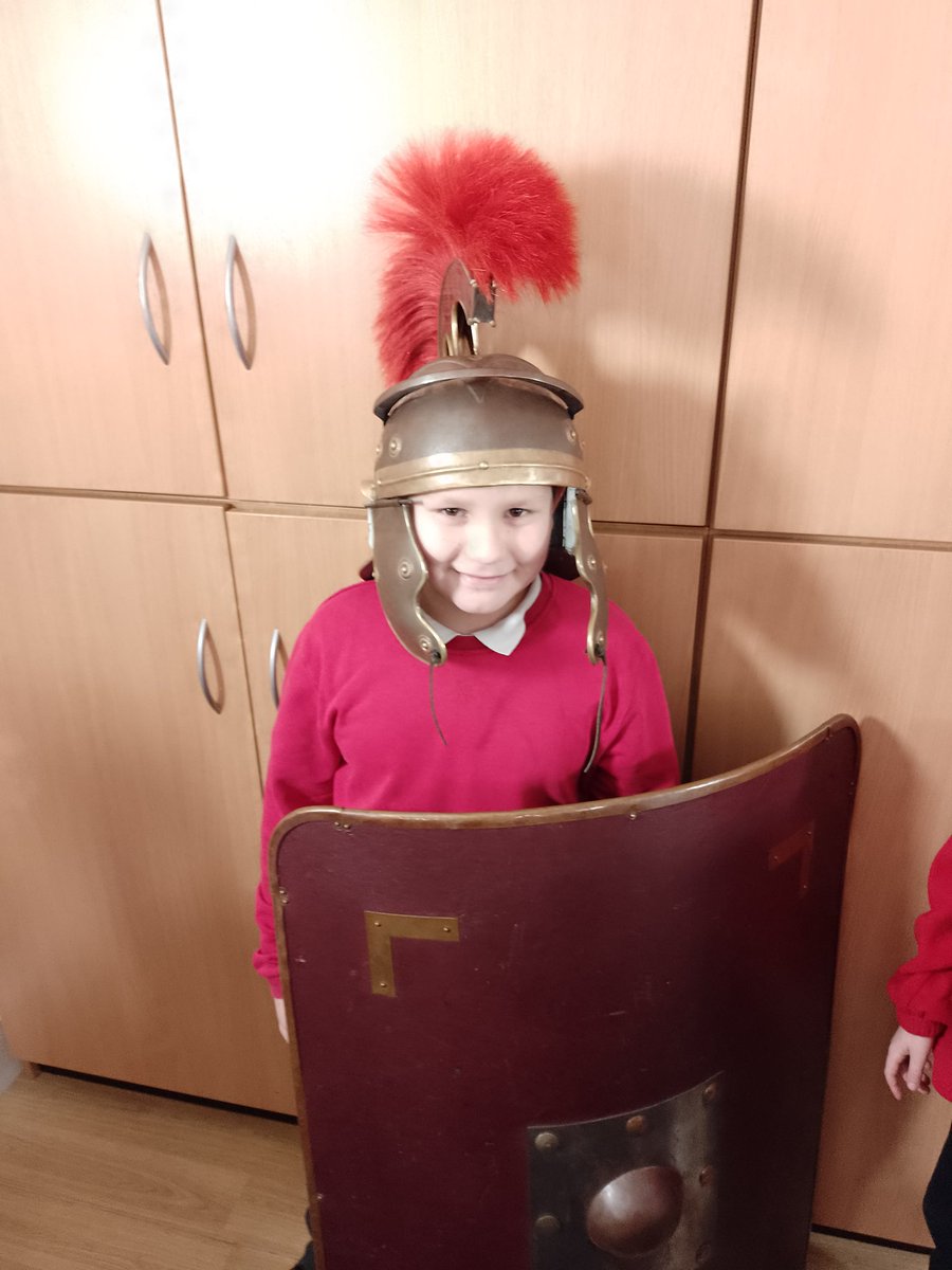 maybury_class4's tweet photo. Class 4 had a great morning at the Hull and East riding museum. They looked at artefacts from Roman Britain and even went shopping in a Roman village! In the afternoon, the class went to Ferens art gallery and sketched some of their favourite pieces. https://t.co/E0jGynnzFx