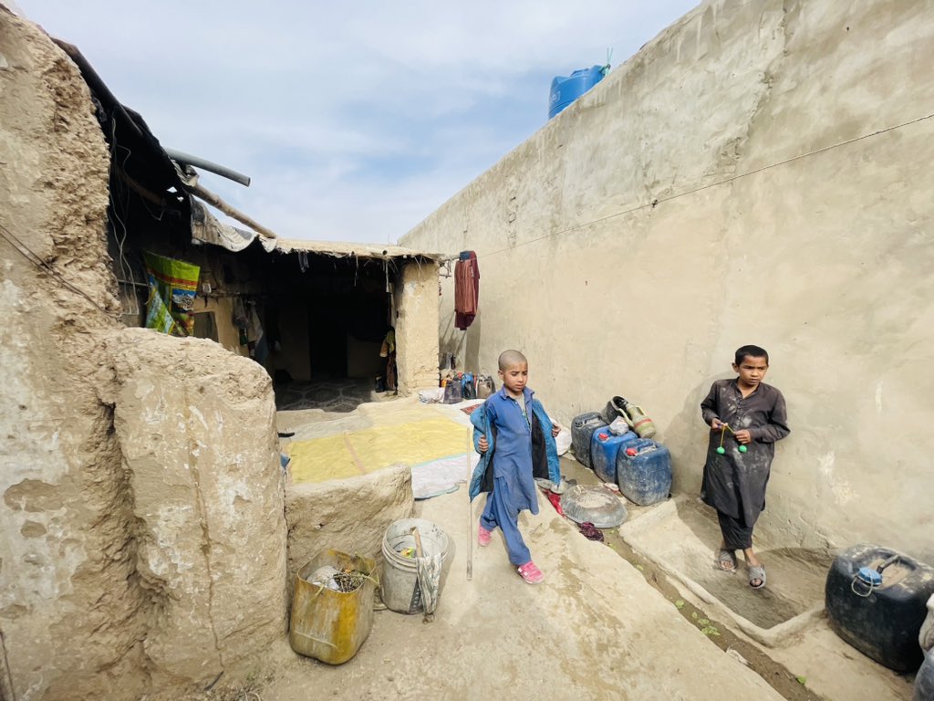 WahdatAfghann's tweet photo. Afghan Refugees Donations drive Thread! 

I shall be sharing some pictures too. 
In the donation campaign for Afghan Refugees, 4 different locations were selected in Quetta with most vulnerable families in camps and houses. 
They were provided with the https://t.co/SSId2rfKKJ