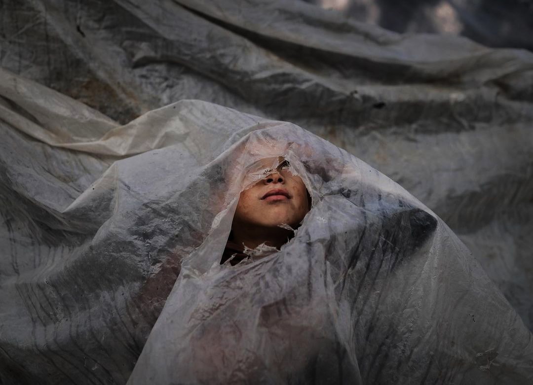 EidduBhat99's tweet photo. A child looks at the rain through a hole in their tent at Nasser Hospital in Khan Yunis
Photo : @belalkh
#genocide #gaza #israel #theyarenotnumber #humanrights #unitednations #unicef #unhrc #savegaza #humanrightswatch #SaveChildrenOfGaza #perminentceasefire #FreePalestine https://t.co/NO0x75pBtw