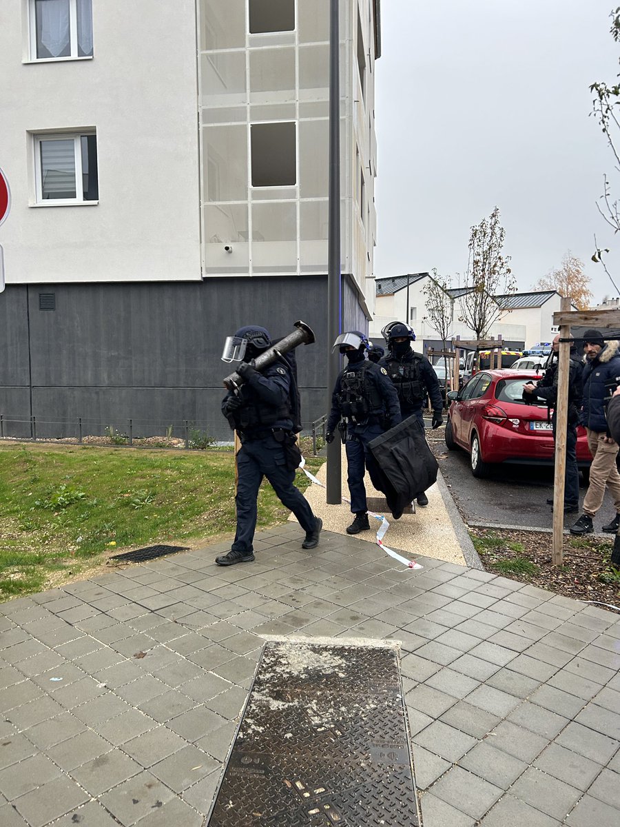 Opération de la CRS 8 en cours dans le quartier Stalingrad à Dijon deux jours après la fusillade. Des dizaines de policiers investissent différents hall d’immeuble. @RTLFrance