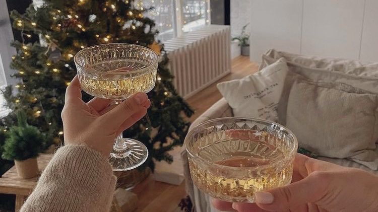 malusokay's tweet photo. decorating for Christmas ✨ https://t.co/EysGLEOMn0