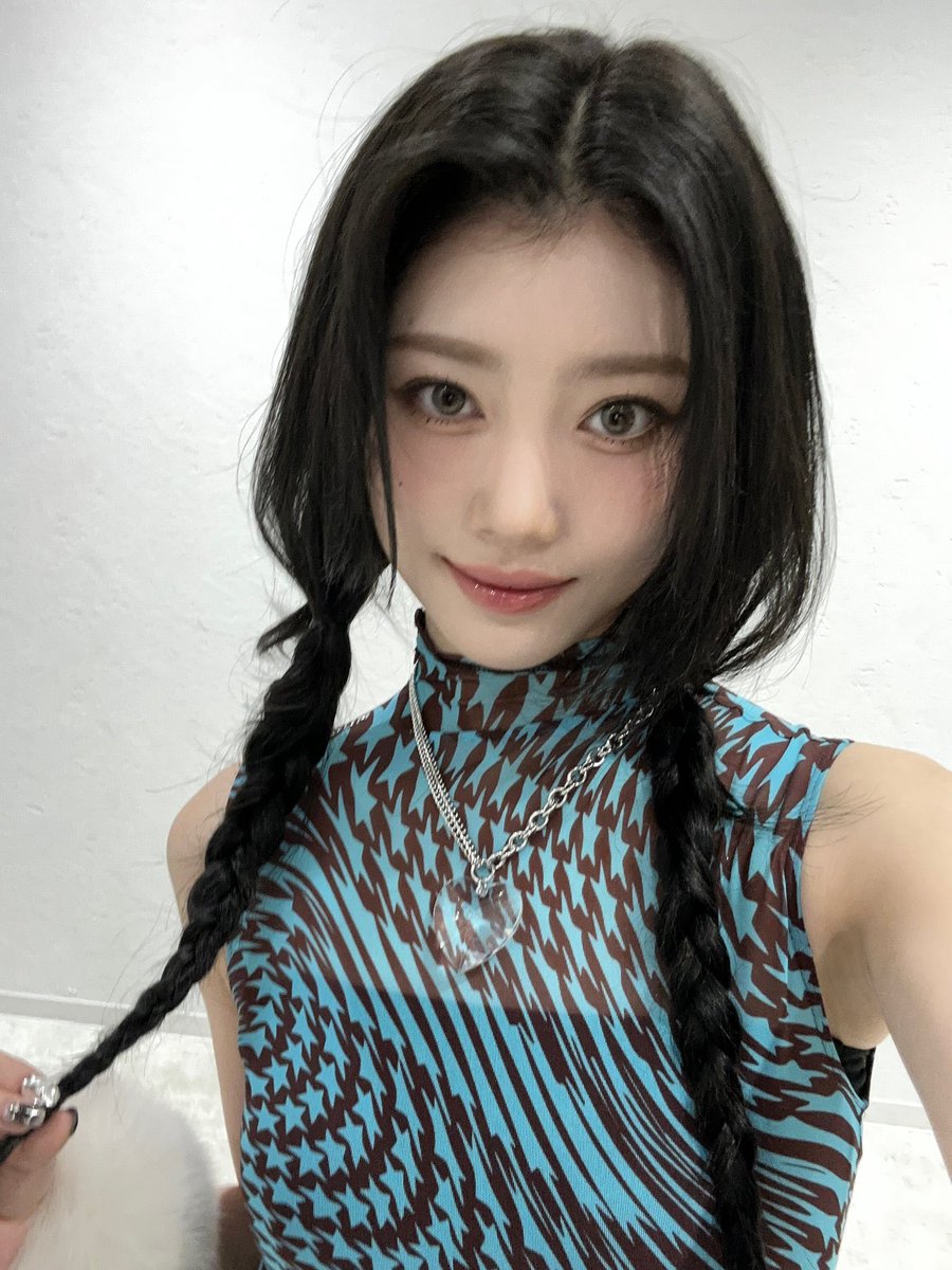 ⋆ tweet media