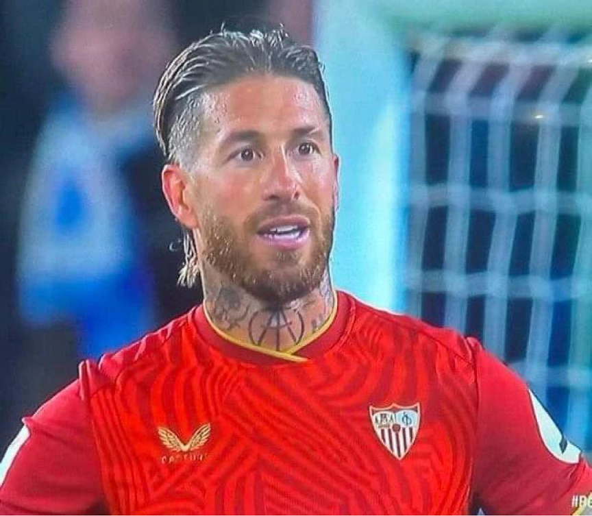 Sergio Ramos asked the referee to go to the VAR in order to cancel the 2nd yellow card that he received. The referee agreed and went to see the tackle on the screen. When he returned, he cancelled the yellow card and gave him a direct red card.