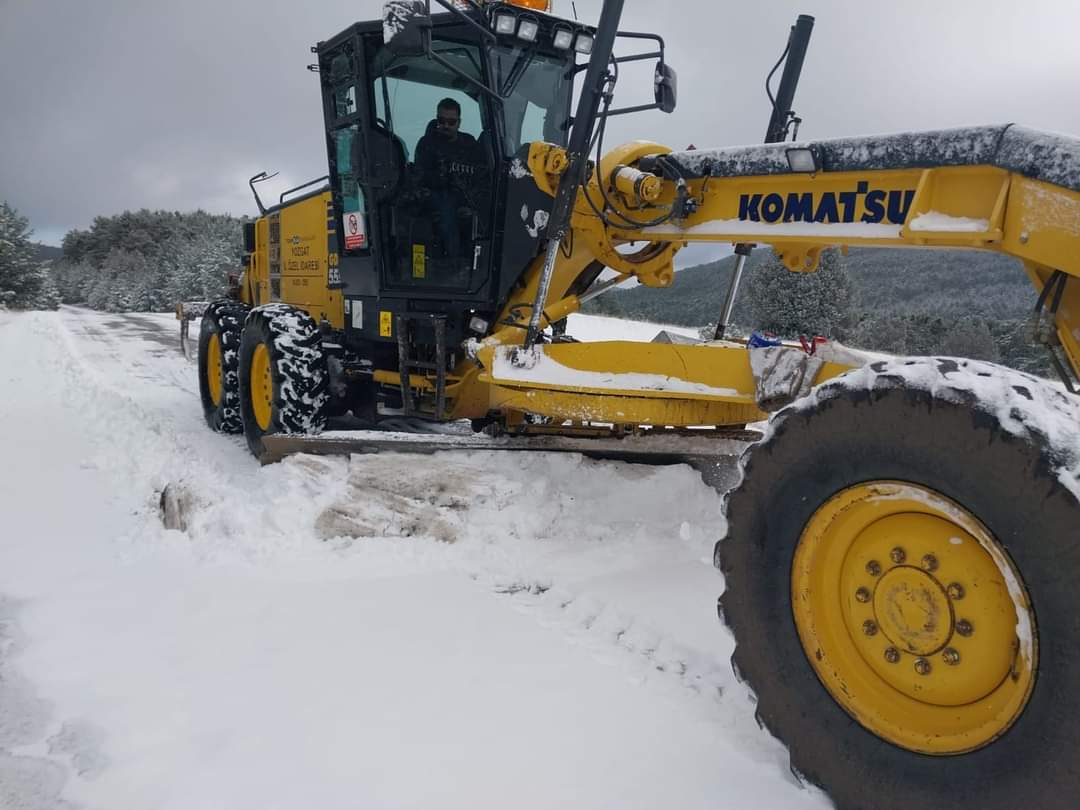 Akdağmadeni ilçemizin yüksek kesimlerinde etkili olan kar yağışının ardından İlçe Özel İdare ekiplerimizin yol açma ve temizleme çalışmaları devam ediyor.