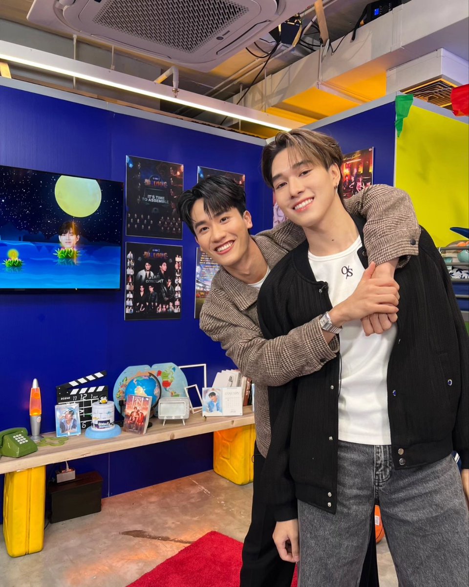 GMMTV's tweet photo. GMMTV Live House มาแล้วจ้า คืนนี้มาลอยกระทงสด ๆ กับ 'เต' และ 'นานิ' ผ่าน Live กันเล้ยย 
🔗 https://t.co/J1l1w25oHU
Topic วันนี้: “I'll tell พระแม่คงคา ว่า........”

#GMMTVLiveHouse ทุกวันจันทร์ / พุธ / ศุกร์ เวลา 4 ทุ่ม ทาง YouTube: GMMTV
#GMMTV https://t.co/B8WRxwfB8J