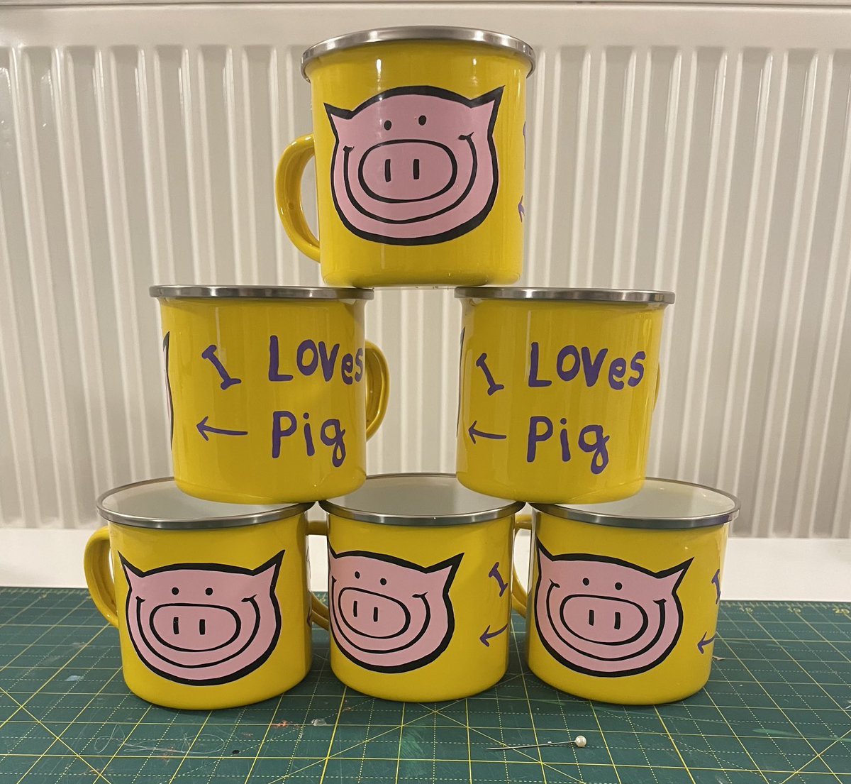 Ooh, a tin piggy mug or two, just in time for Xmas. Head on over to diaryofpig.com and take a look in Pig’s shop. These corkers are a purse pleasing £6!!!