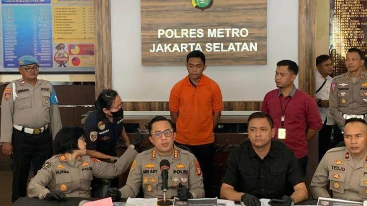 cahyaningrumn's tweet photo. Mario Dandy pelaku penganiayaan serta menyebarluaskan konten kekerasan yang melanggar UU ITE.

Apakah Mario Dandy bakal dijerat pasal berlapis???
#mariodandy #David #pelanggaran #UUITE #penganiayaan #konten #tugaskuliah https://t.co/KthIJzylfO