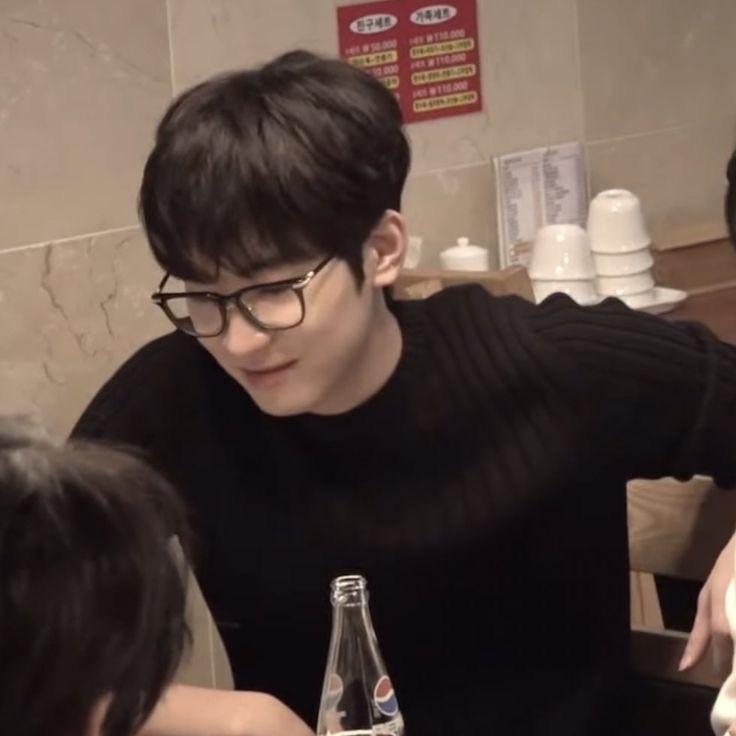 screen off
— jww x oc short 🔞 au

because sometimes being in a relationship with a programmer and someone who spends half of their day playing online games is tiring, but it's wonu, your silly little boyfriend who apologizes by... what was it again?"