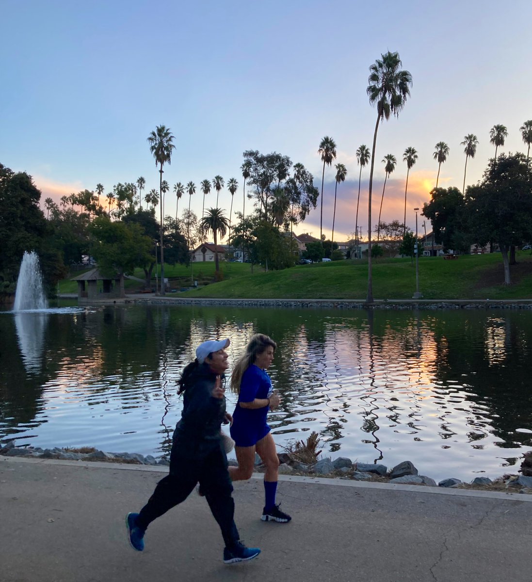 Skidrowrunclub's tweet photo. Monday run with a full moon! Three new runners joined us this morning for our standard 5-mile run from DTLA to Boyle Heights and back. Brilliant sunshine and blue skies! Wanna run with us? DM for details. #skidrowrunningclub #DTLA https://t.co/ADAczLg5WL