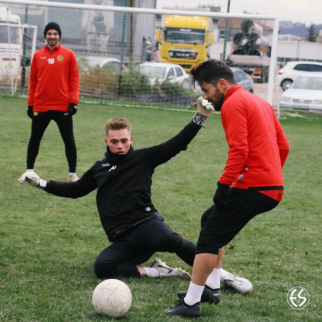 Eskisehirspor's tweet photo. Eskişehirspor'umuz, Alaplı Belediyespor maçının hazırlıklarına başladı! 

⚡#ESKvsALA https://t.co/p0A7V8jEl1