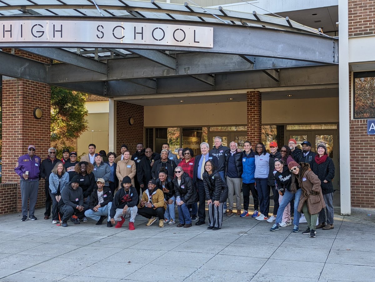 CvilleSchools's tweet photo. Our community 🧡🖤s our @CHSBlackKnights. Thank you to so many volunteers for welcoming students back to school! https://t.co/DKP5SDfeq2
