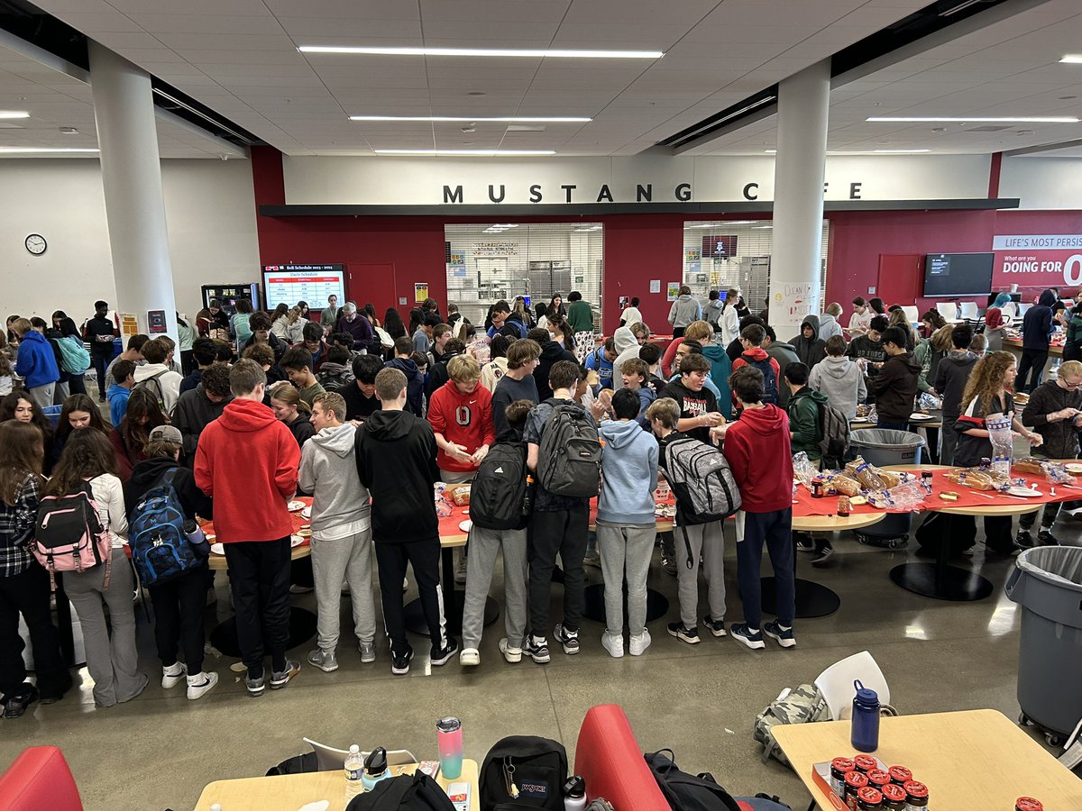 GarciaFCCPS's tweet photo. 9th and 10th graders @MeridianMstangs are making a difference with the Meridian #HandtoHunger club! Will we achieve our 4,000 sandwich goal? https://t.co/YjGULHChnp
