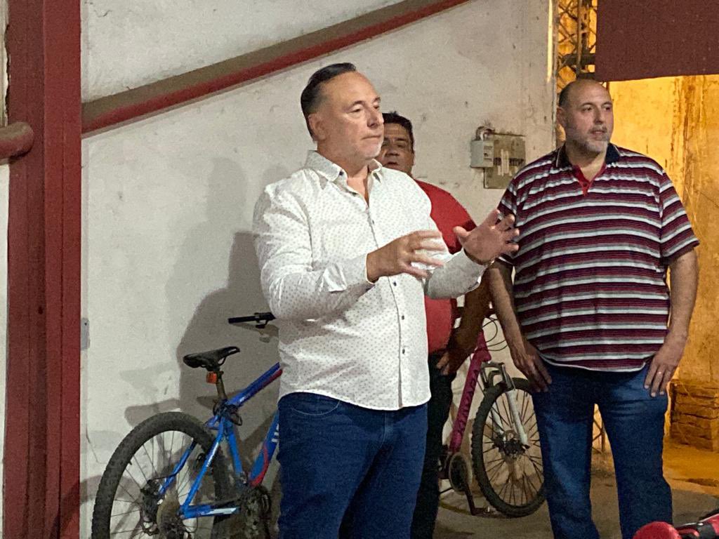 vnavarroalegre's tweet photo. En #VillaMaría, todos deben tener la oportunidad de practicar deportes.
🥊Entregamos elementos de boxeo al Club Boca de Barrio Ameghino. ¡Gracias a los profes y alumnos del Club Boca por recibirnos!
#SeguimosApoyando #ClubBoca #Córdoba @accastelloedu https://t.co/d7bIYD63wK