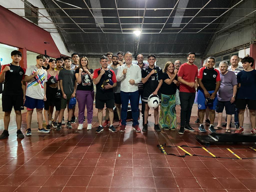 vnavarroalegre's tweet photo. En #VillaMaría, todos deben tener la oportunidad de practicar deportes.
🥊Entregamos elementos de boxeo al Club Boca de Barrio Ameghino. ¡Gracias a los profes y alumnos del Club Boca por recibirnos!
#SeguimosApoyando #ClubBoca #Córdoba @accastelloedu https://t.co/d7bIYD63wK