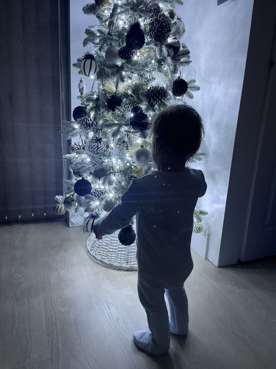 xDanielleKing's tweet photo. The most magical time of year 🎄🤍 https://t.co/Ua4Pa8CaAY